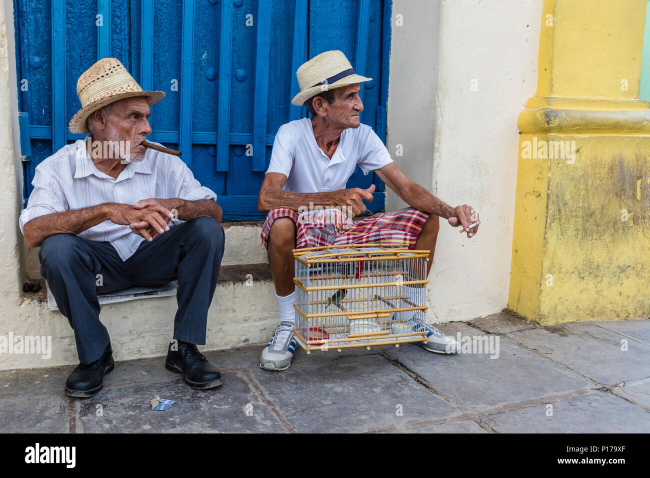 Gli uomini anziani guardando tourist nel Patrimonio mondiale dell UNESCO città di Trinidad, Cuba. Foto Stock