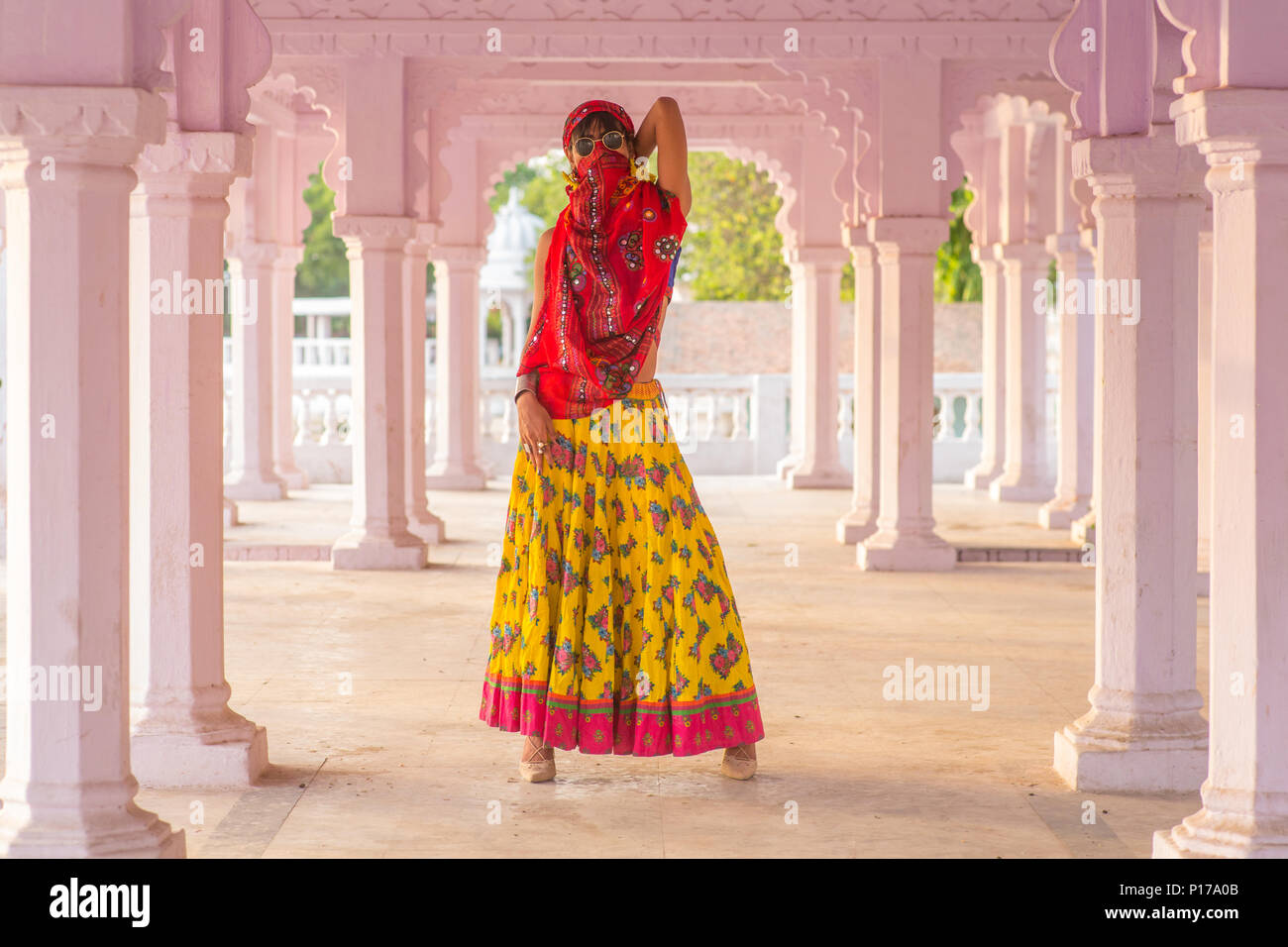 Ritratto di Bonita, a 19 anni di trans-girl da India, stando in piedi in un antico tempio e coperte con tradizionale etnica del Rajasthan guarnizioni Foto Stock