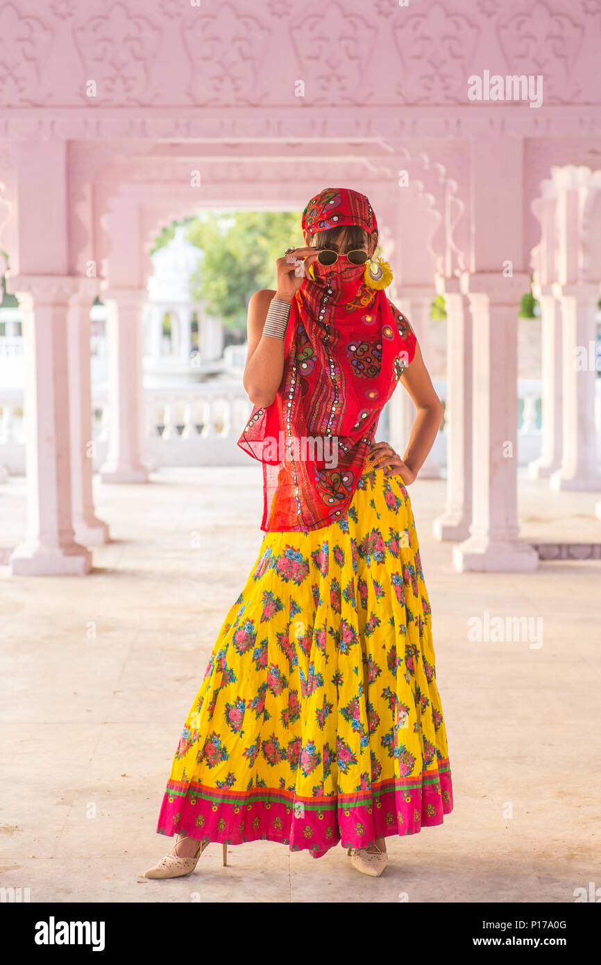 Ritratto di Bonita, a 19 anni di trans-girl da India, stando in piedi in un antico tempio e coperte con tradizionale etnica del Rajasthan guarnizioni Foto Stock