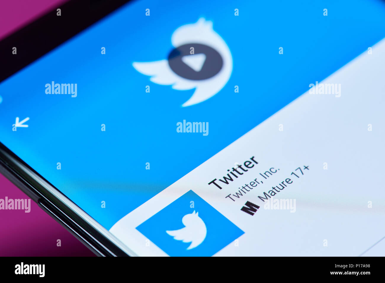 New york, Stati Uniti d'America - 10 Giugno 2018: Twitter social media applicazione su Android lo schermo dello smartphone vicino la vista Foto Stock