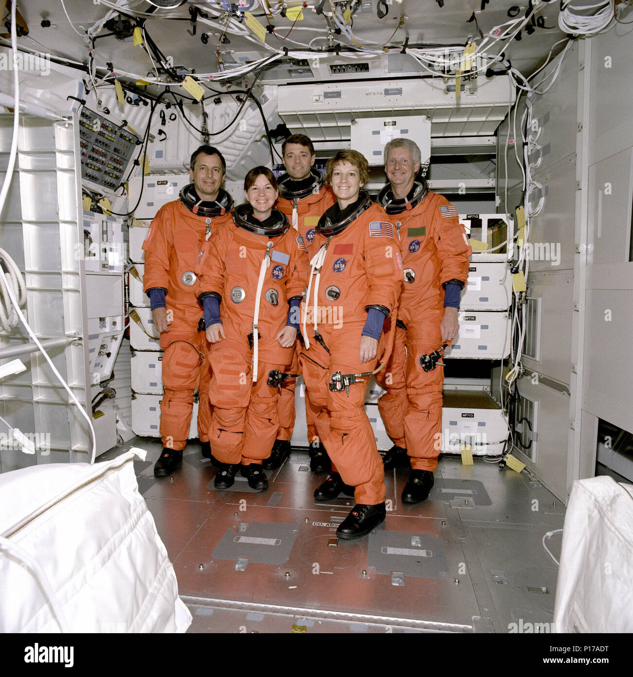 STS-93 equipaggio uscita di emergenza di formazione nel vano del personale Trainer (CCT). I cinque membri dell'equipaggio di STS-93 nel middeck mock-up sono da sinistra a destra: lo specialista di missione Michel Tognini, lo specialista di missione Catherine 'Cady' Coleman, pilota Jeffrey Ashby, Comandante Eileen Collins e lo specialista di missione Stephen Hawley. Foto Stock