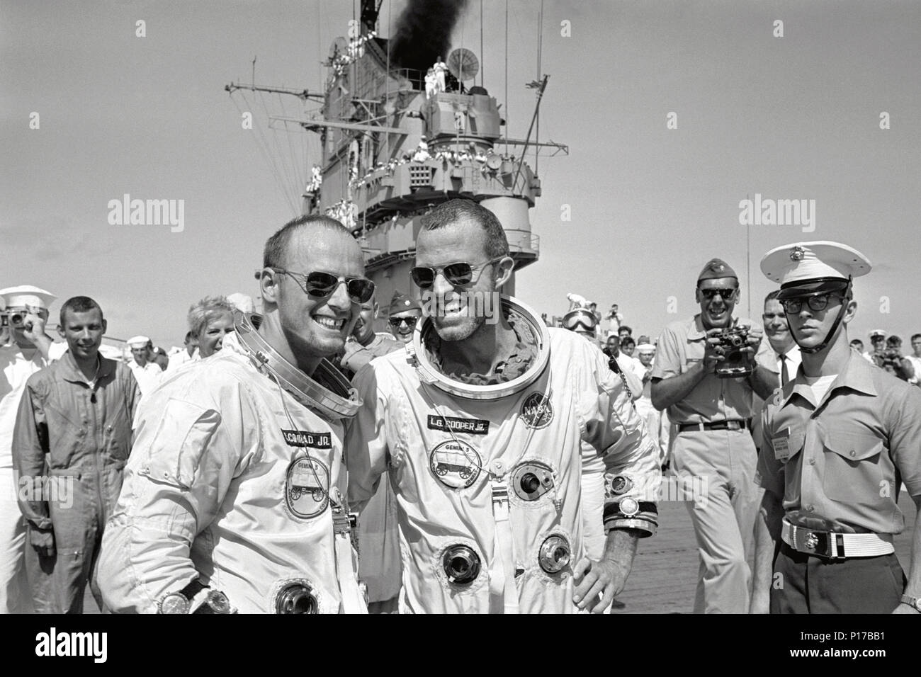 Gli astronauti L. Gordon Cooper Jr (destra) e Charles Conrad Jr. attraversare a piedi il ponte di recupero portaerei Museo della Portaerei U.S.S. Lake Champlain seguenti splashdown e recupero dall'oceano. Foto Stock