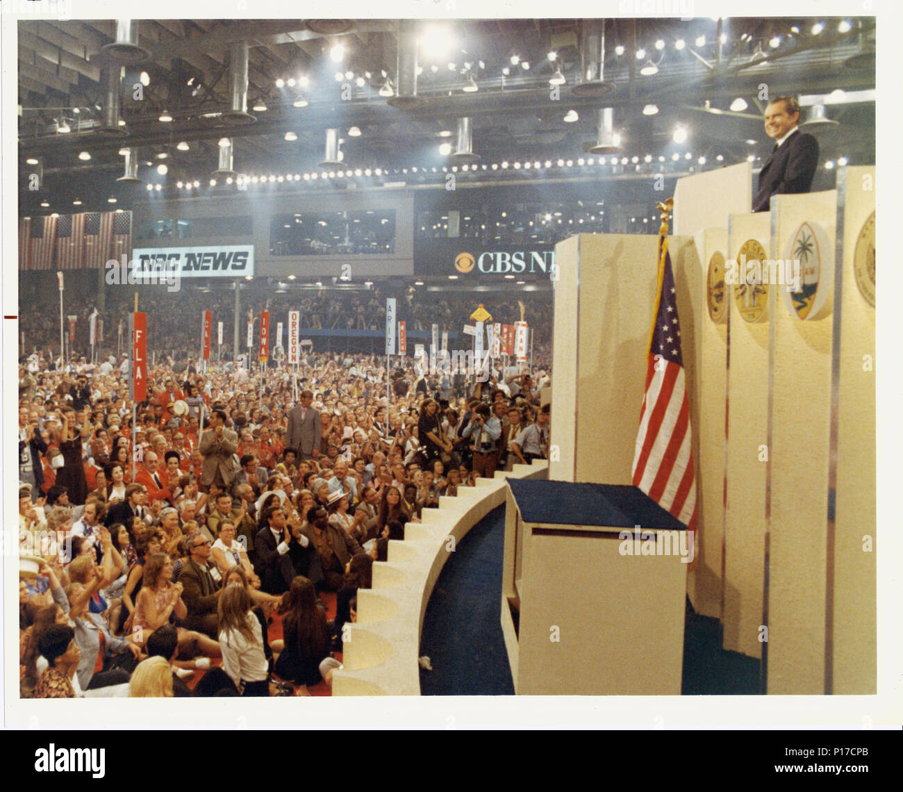 Il presidente Richard Nixon sorge in corrispondenza di un podio che si affaccia ai delegati presso il National Convention repubblicana in Miami Beach, Florida 8 23 1972 Foto Stock
