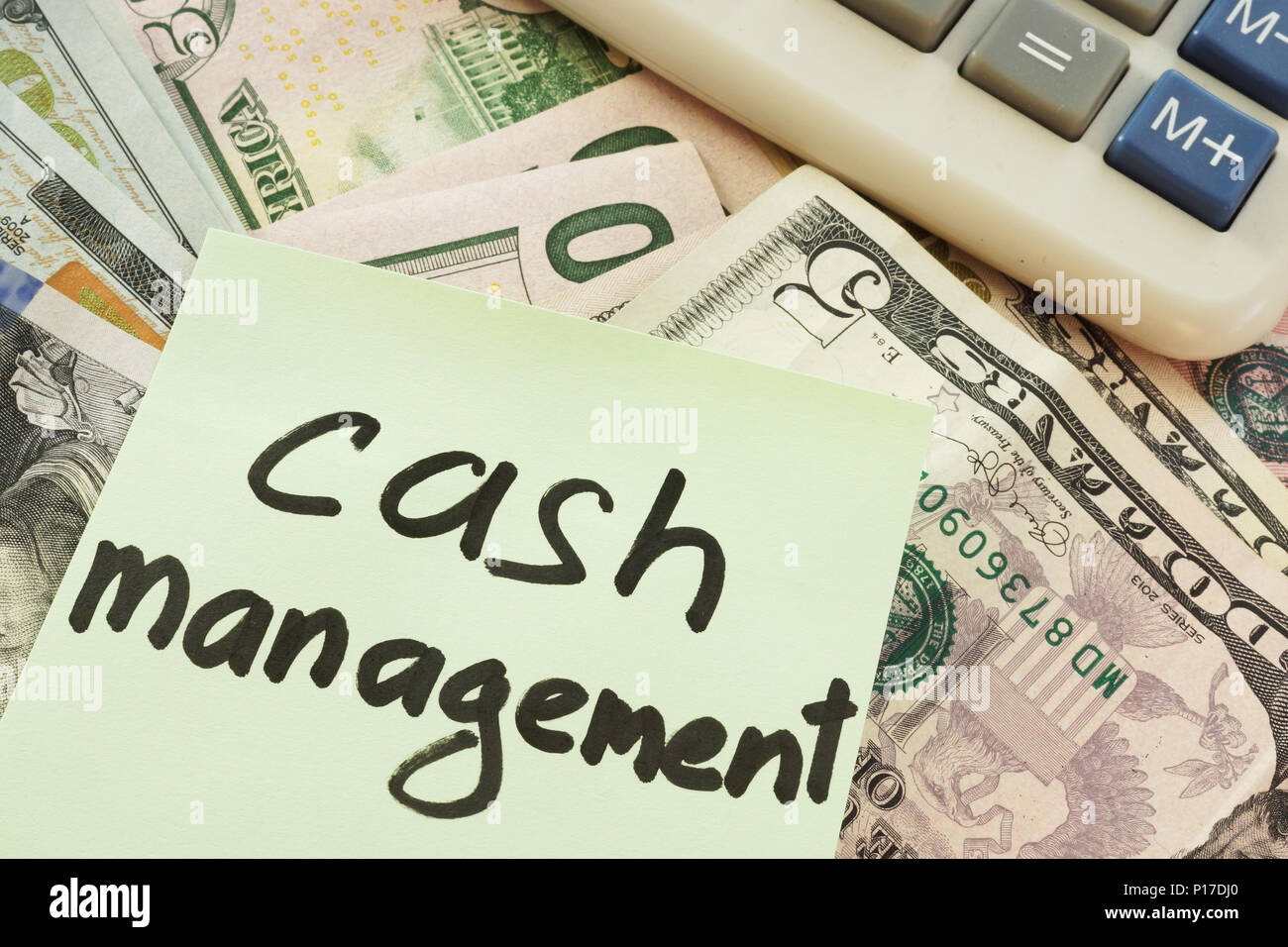 Cash management scritto su un memo stick e denaro. Foto Stock