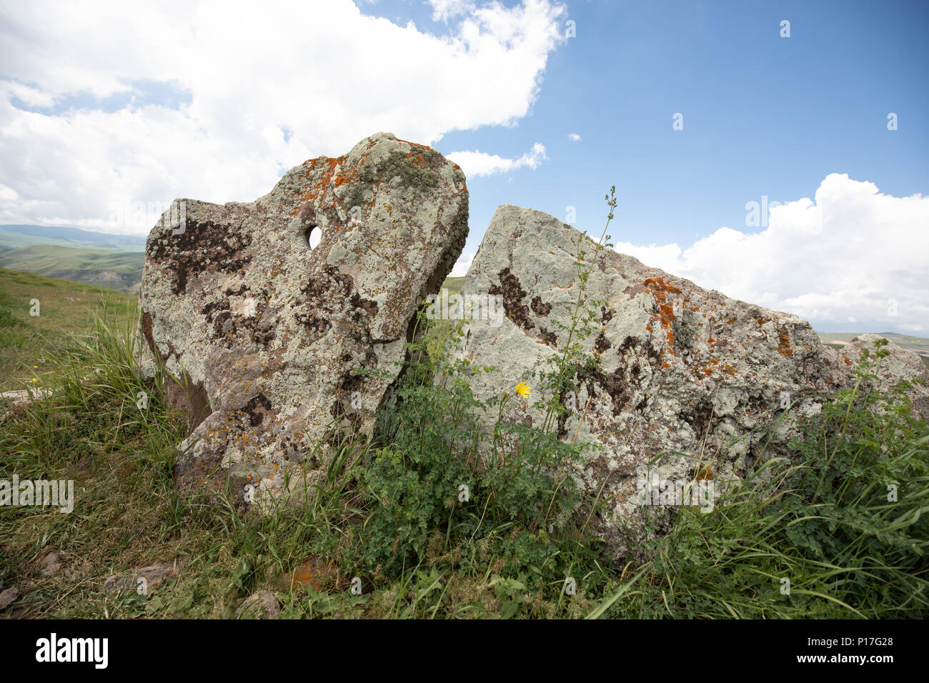 Antiche formazioni di pietra in armeno Stonehenge: Karahunj su un giorno d'estate. Sisian, Armenia. Foto Stock