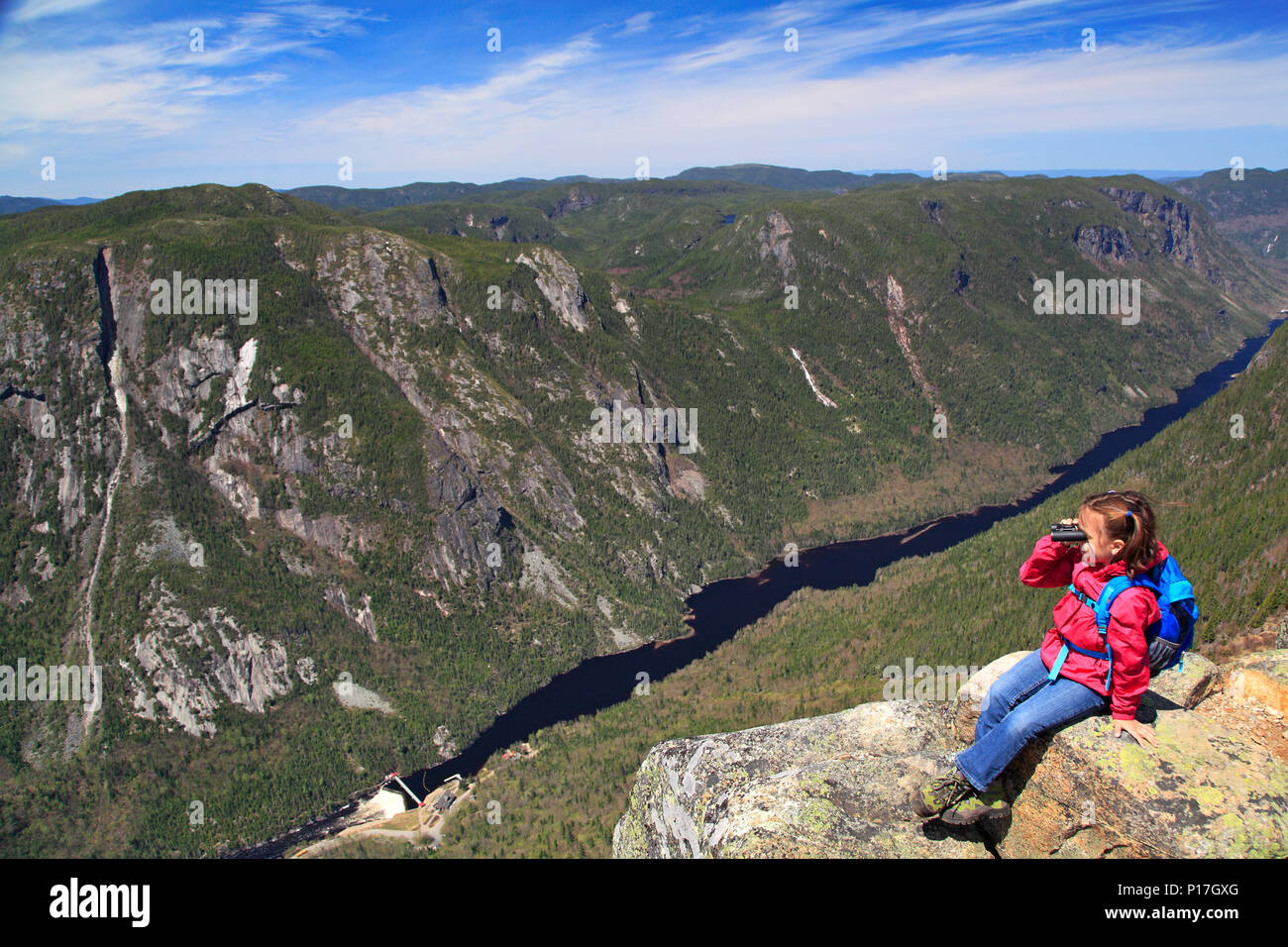 Piccola ragazza ammirando il paesaggio di Malbaie Canyon ed il fiume dal vertice di Acropoles des Draveures, Hautes-Gorges-de-la-Rivière-Malbaie National Foto Stock