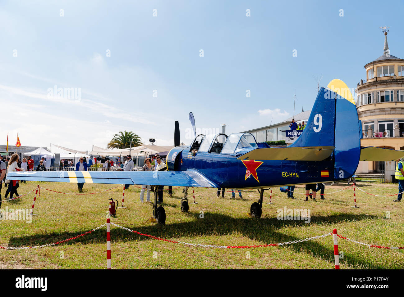 Madrid, Spagna - 3 Giugno 2018: Yak 52 Russo velivolo acrobatico durante air show della storica collezione aerei a Cuatro Vientos airport Foto Stock