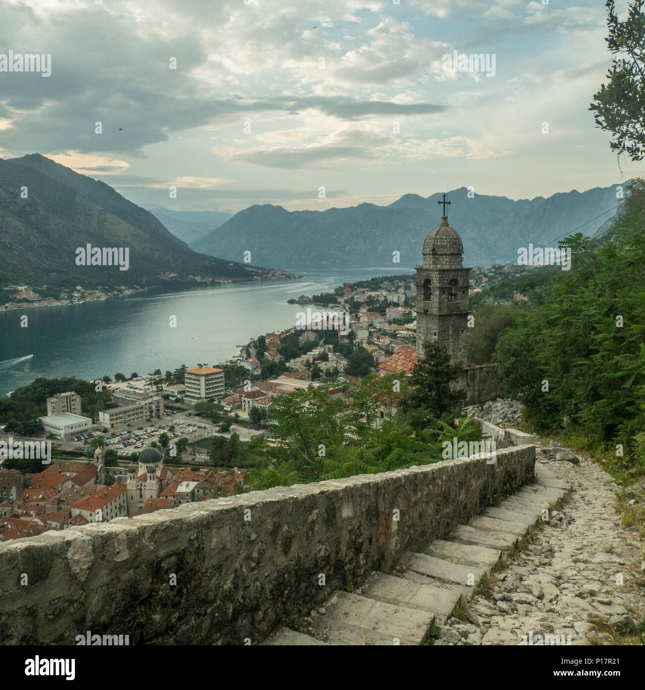 La città fortificata di Kotor in una baia in Montenegro lungo il mare adriatico. Foto Stock