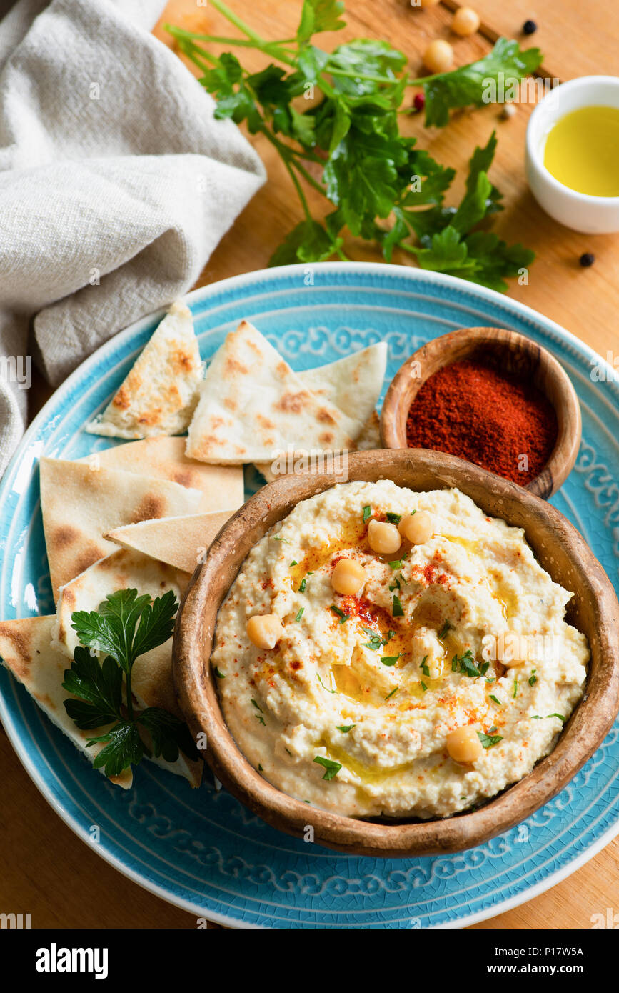 In casa di ceci hummus, pita flatbread e paprika affumicata. Tradizionale ristoranti mediorientali, meze o antipasto. Un sano pasto vegano Foto Stock