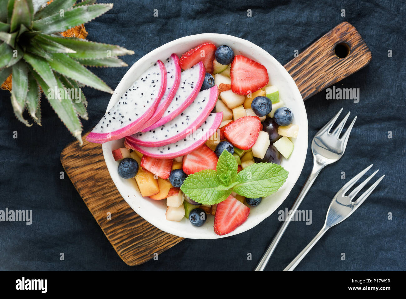 Macedonia di frutta con la frutta tropicale pitaya in una ciotola. Vista dall'alto. Mangiare sano, uno stile di vita sano concetto Foto Stock