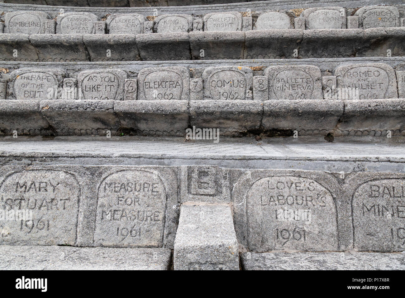 Sedili intagliati nella pietra al Minack teatro all aperto in Porthcurno in Cornovaglia. Le sedi hanno i nomi di riproduzioni eseguite presso il teatro e date Foto Stock