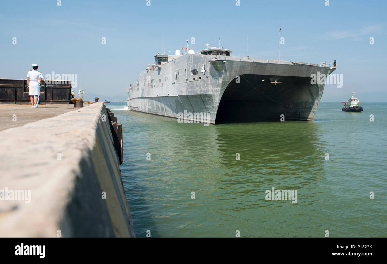 DA NANG, Vietnam (Mar. 8, 2017) Il expeditionary trasporto veloce nave USNS Fall River (T-EPF-4) arriva a Da Nang Tien Sa porta a partecipare al partenariato Pacifico 2017 Da Nang possono 8. Pacific Partnership è il più grande annuale multilaterale di assistenza umanitaria e di soccorso in caso di catastrofe preparazione missione condotta nel Indo-Asia-pacifico e mira a migliorare il coordinamento regionale in settori quali medico predisposizione e preparazione per le catastrofi provocate dall'uomo e naturali. Foto Stock