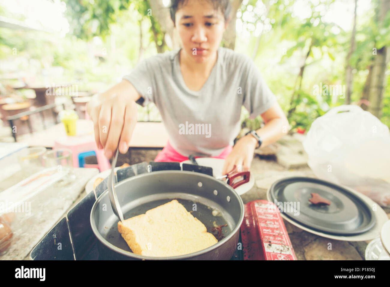 Asian teen le ragazze sono Come tostare il pane per la colazione. Foto Stock