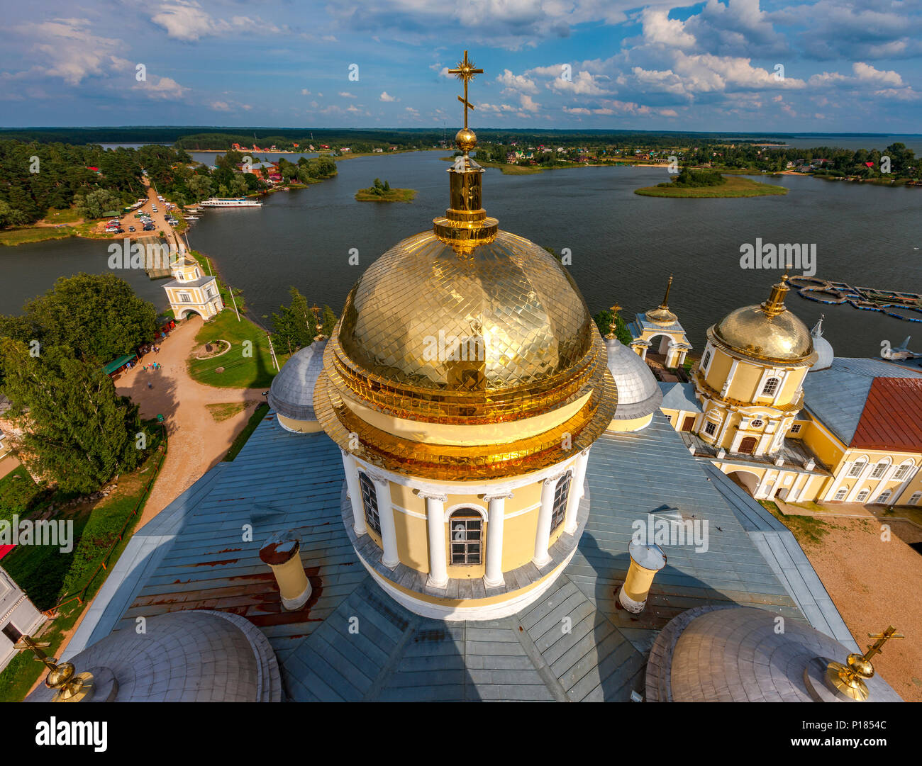 Il Nilo-Stolobensky monastero si trova nella Regione di Tver, sul lago Seliger, Russia. Vista dalla torre campanaria Foto Stock