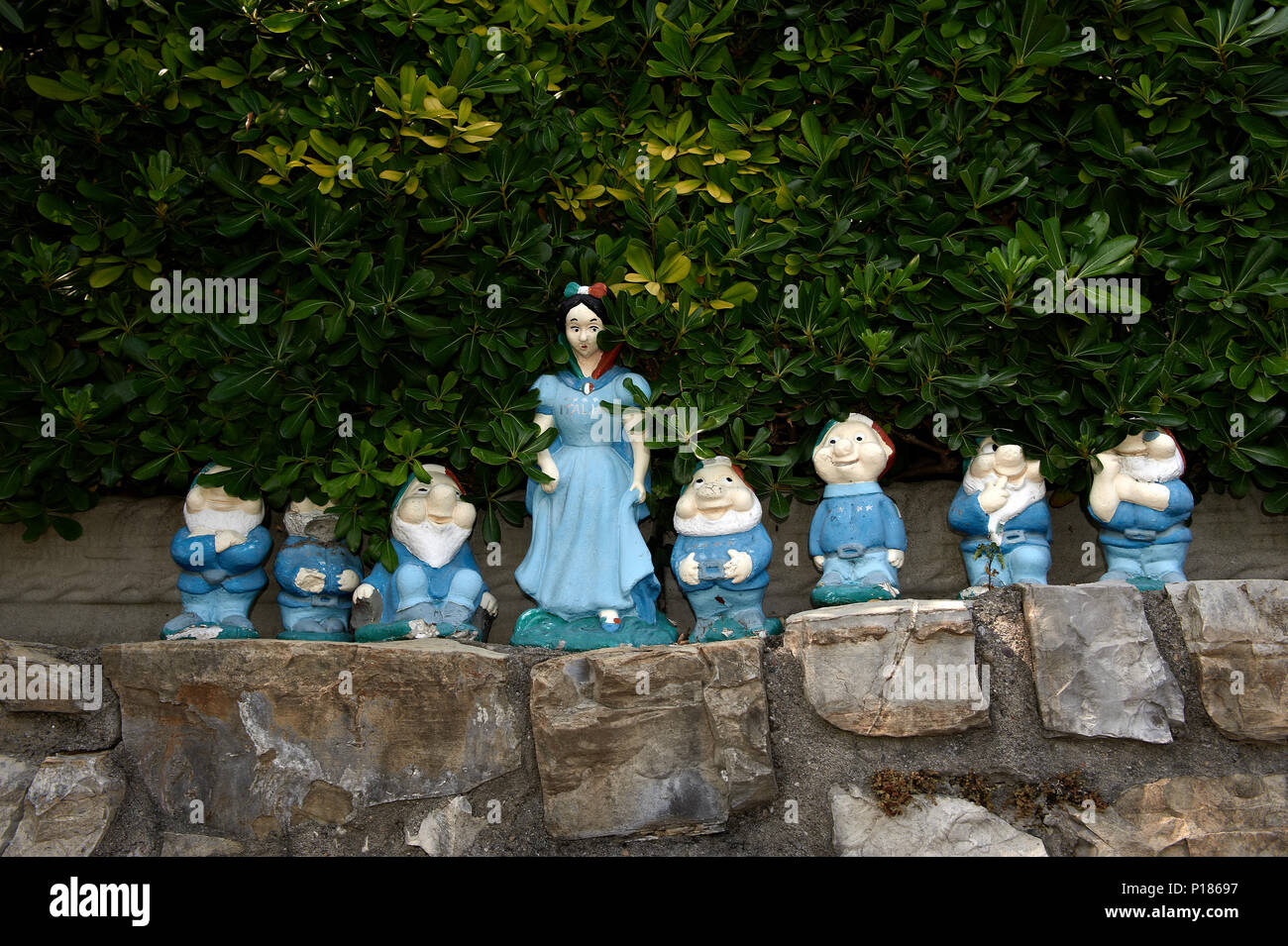Biancaneve e i sette nani in un giardino di una casa Foto stock - Alamy