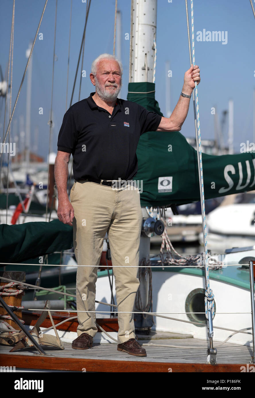 Il Sir Robin Knox-Johnston sorge sul ponte della sua barca Suhaili su cui divenne la prima persona a vela non stop in tutto il mondo 50 anni fa. Foto Stock