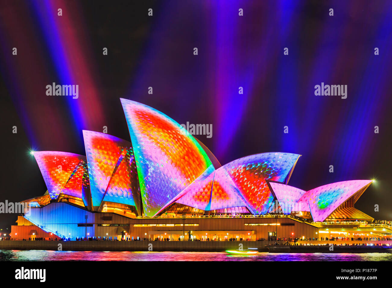 Sydney, Australia - 25 Maggio, 2018: Sydney punto di riferimento della città di Sydney Opera House e al Harbour waterfront luce dipinta durante luce annuale spettacolo di musica, li Foto Stock