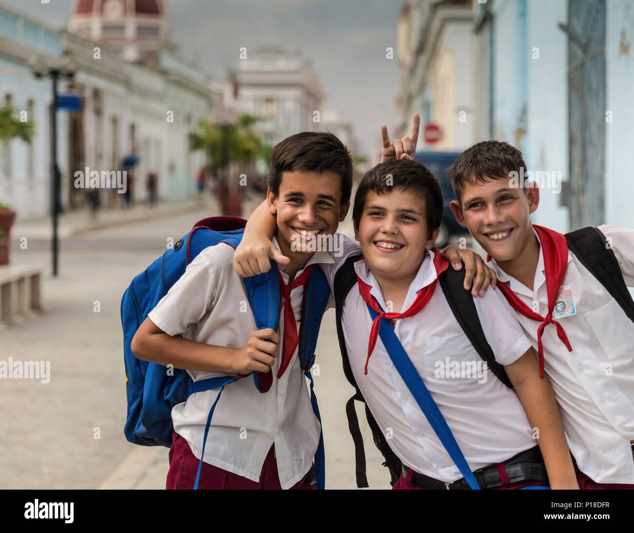 Questi ragazzi, tornando a casa da scuola a Cienfuegos mi sollecitavano a prendere le loro foto che ho tenuto con Foto Stock