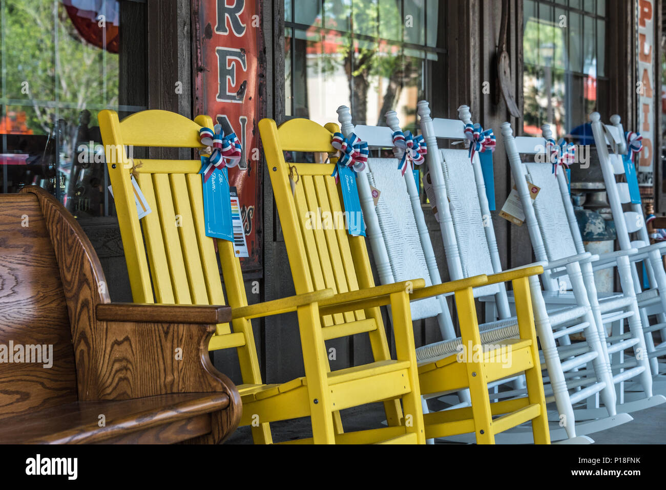 Fila di bilancieri di legno di fronte al Cracker Barrel Old Country Store in Russellville, Arkansas. (USA) Foto Stock