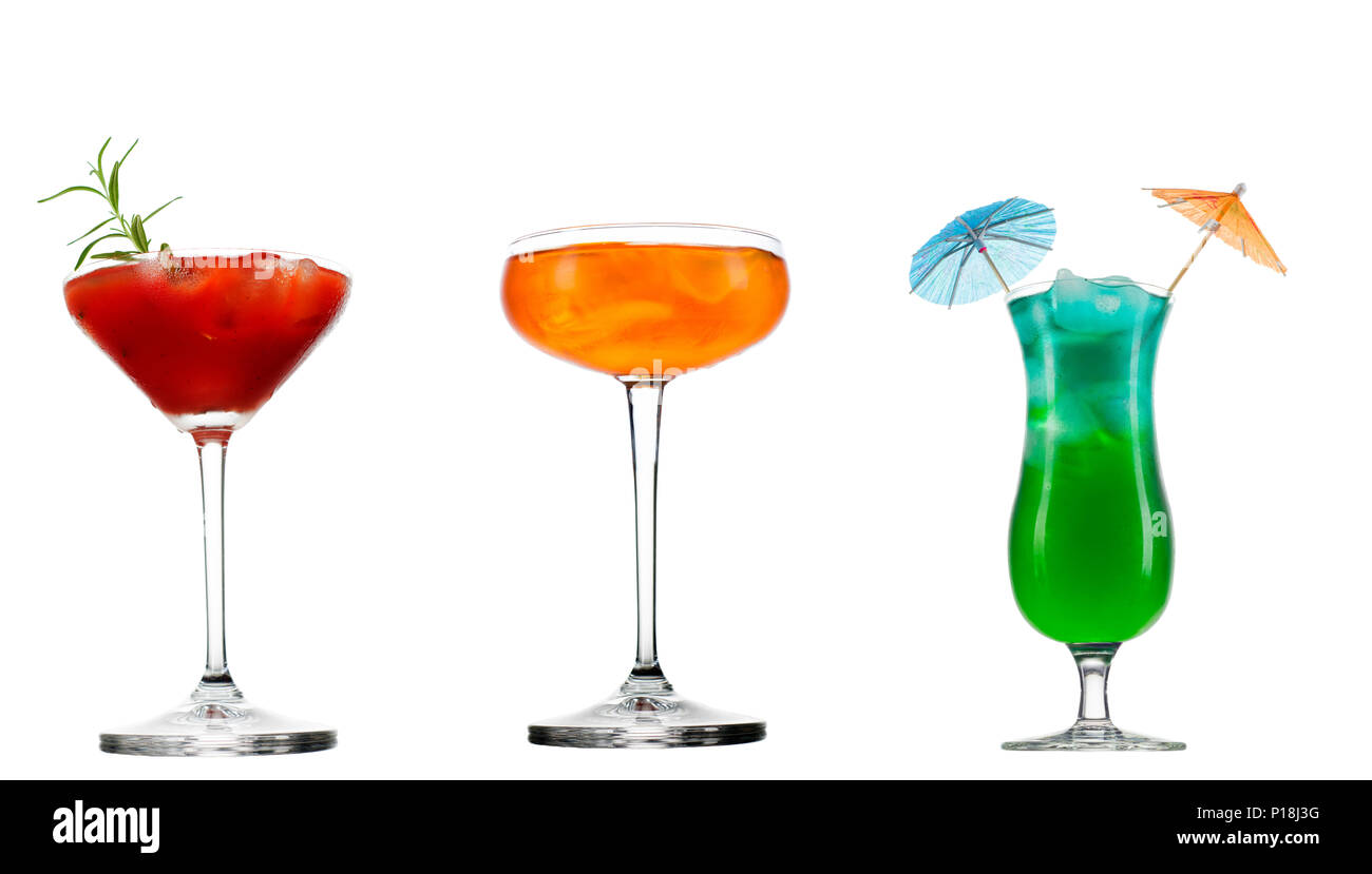 Fresca estate freddo bicchiere da cocktail di aperol spritz cocktail isolati su sfondo bianco Foto Stock
