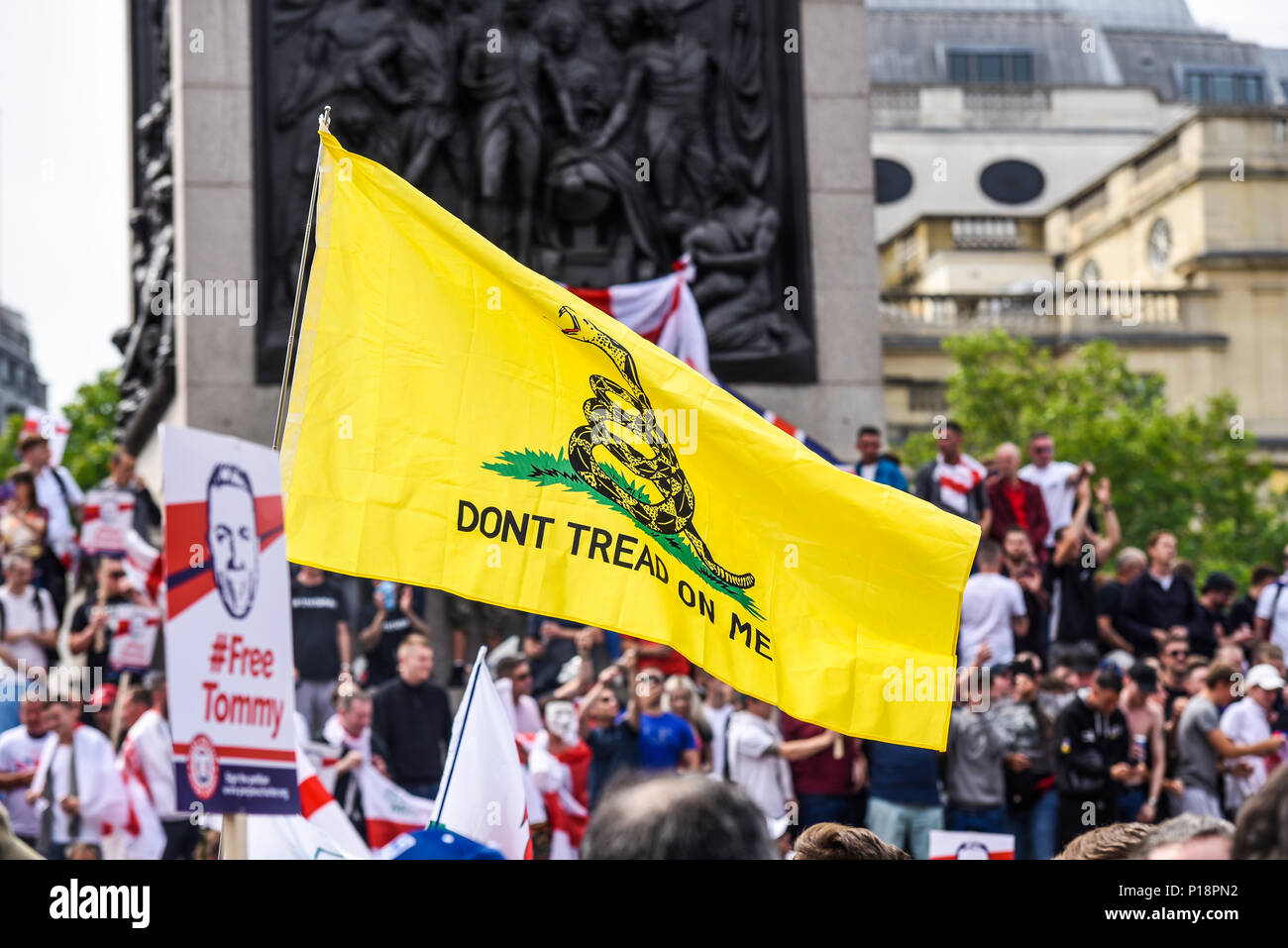 La English Defence League e i sostenitori si riunirono a Trafalgar Square per protestare contro l'arresto di Tommy Robinson. Non tread su di me bandiera di Gadsden Foto Stock