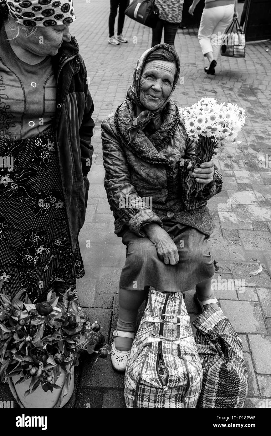 Una donna che vendono fiori al di fuori di Kiev stazione ferroviaria, Kiev, Ucraina Foto Stock