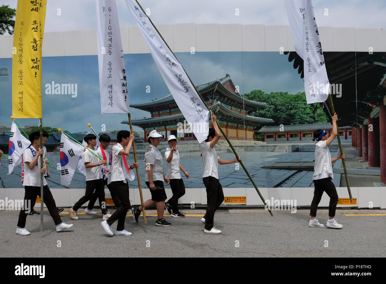 Il coreano scolari azienda sud coreano bandiere reinterpreta il 1 marzo il movimento, noto anche come Sam-il movimento contro il giapponese coloniale che si è verificato il 1 marzo, 1919, quindi il movimento del nome, nella città di Seoul, capitale della Corea del Sud Foto Stock