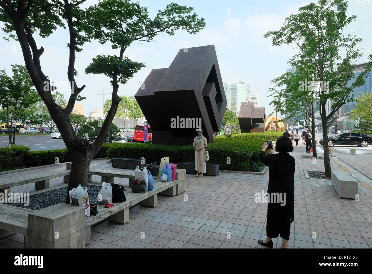 Le donne coreane con le loro borse della spesa in Samseong-dong, Gangnam-gu distretto di Seoul.nella città di Seoul, capitale della Corea del Sud Foto Stock