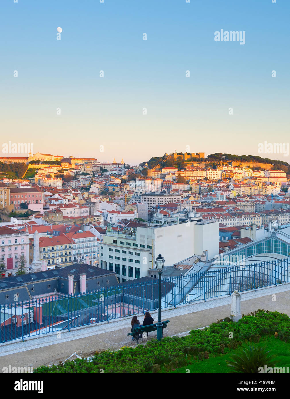 Vista di Lisbona dal Sao Pedro de Alcantara viewpoint. Portogallo Foto Stock