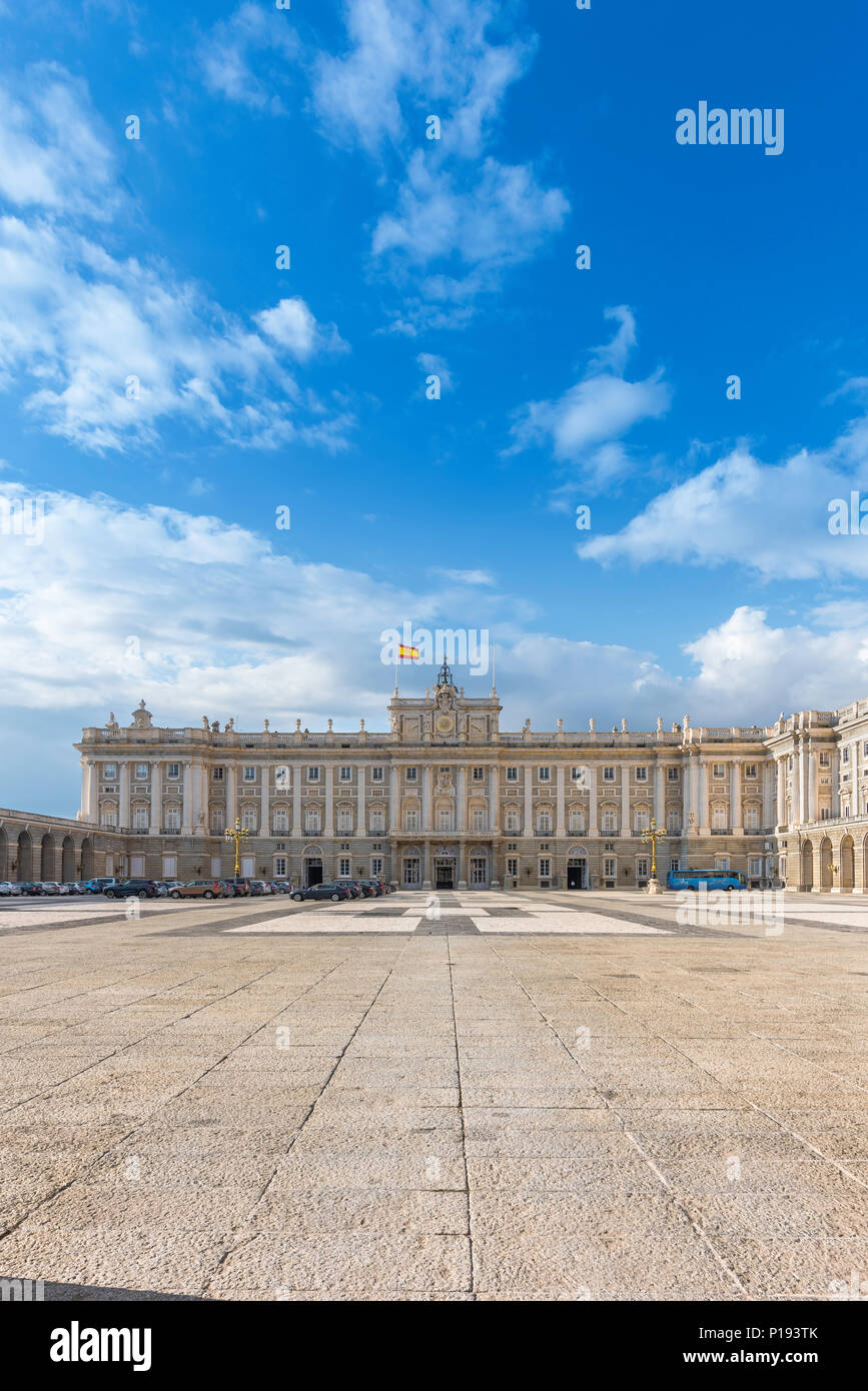 Palacio Real Madrid, vista su Plaza de la Armeria verso lo storico Palazzo reale (Palacio Real) nel centro di Madrid, Spagna. Foto Stock