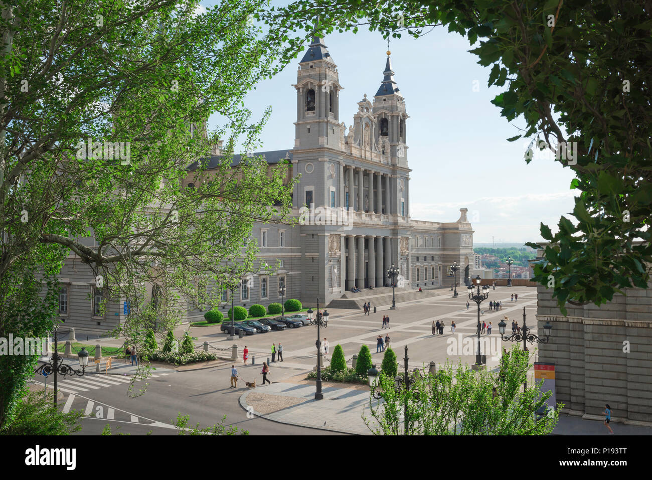 Cattedrale di Madrid, vista attraverso un baldacchino di alberi in Bailen Giardini verso la Catedral Nuestra Senora de la Almudena e Plaza Armeria in Madrid. Foto Stock Cattedrale di Madrid, vista attraverso un baldacchino di alberi in Bailen Giardini verso la Catedral Nuestra Senora de la Almudena e Plaza Armeria in Madrid. Foto Stock