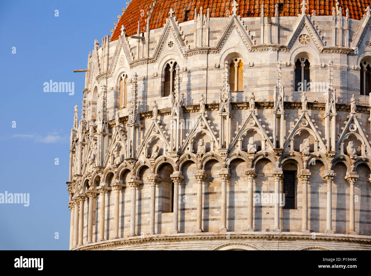 Lo stile gotico parte di Pisa Battistero di San Giovanni (Battistero di Pisa) a Piazza dei Miracoli (Piazza del Duomo), famoso sito patrimonio mondiale dell'UNESCO e pop Foto Stock