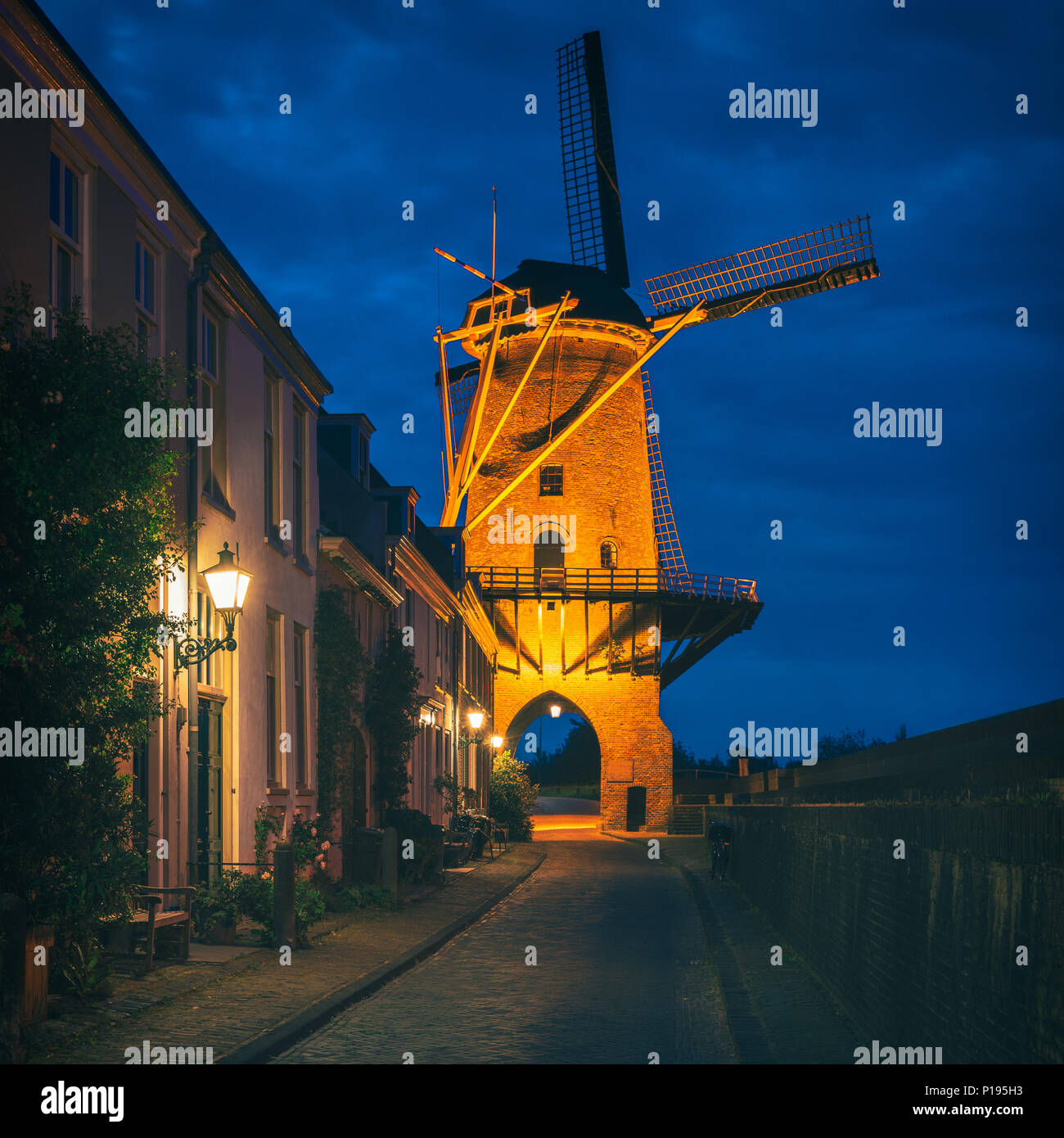 Guidare attraverso il mulino a vento a Wijk bij Duurstede Paesi Bassi al crepuscolo Foto Stock