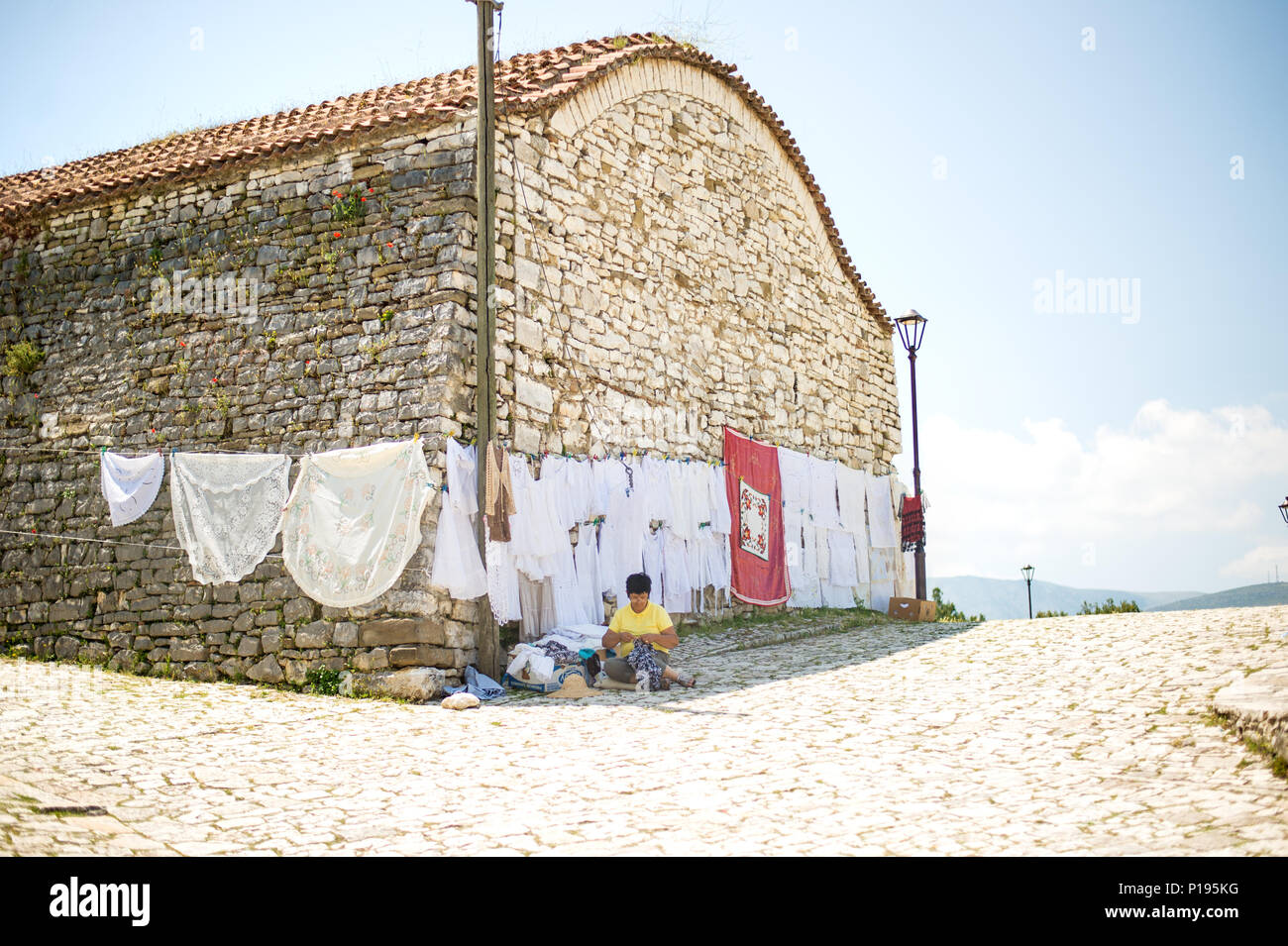 BERAT, ALBANIA - Giugno 2018: città storica Berat, architettura ottomana in Albania, Sito Patrimonio Mondiale dell'Unesco. Vecchie case di pietra in Berat, Albania Foto Stock