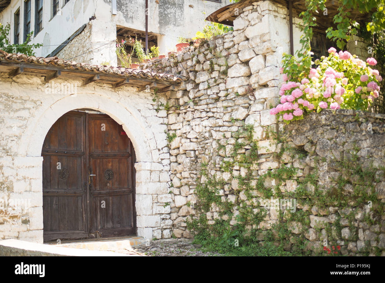 BERAT, ALBANIA - Giugno 2018: città storica Berat, architettura ottomana in Albania, Sito Patrimonio Mondiale dell'Unesco. Vecchie case di pietra in Berat, Albania Foto Stock