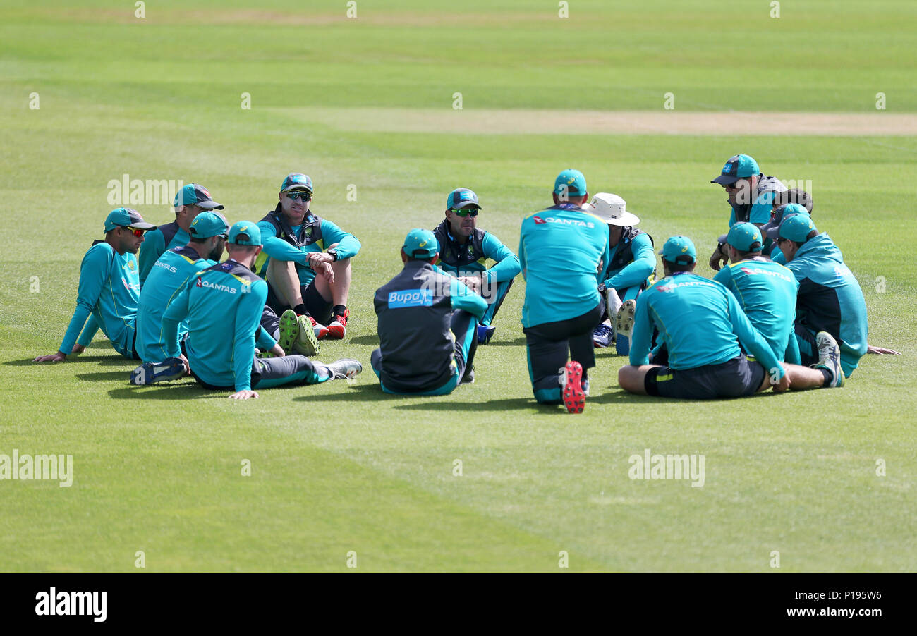 Australia coach Ricky Ponting (centro) durante il team parla durante la sessione di reti presso la Kia ovale, Londra. Foto Stock