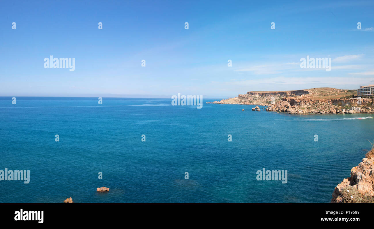 Azzurro della baia di Ghajn Tuffieha con rocce, Malta, UE Foto Stock