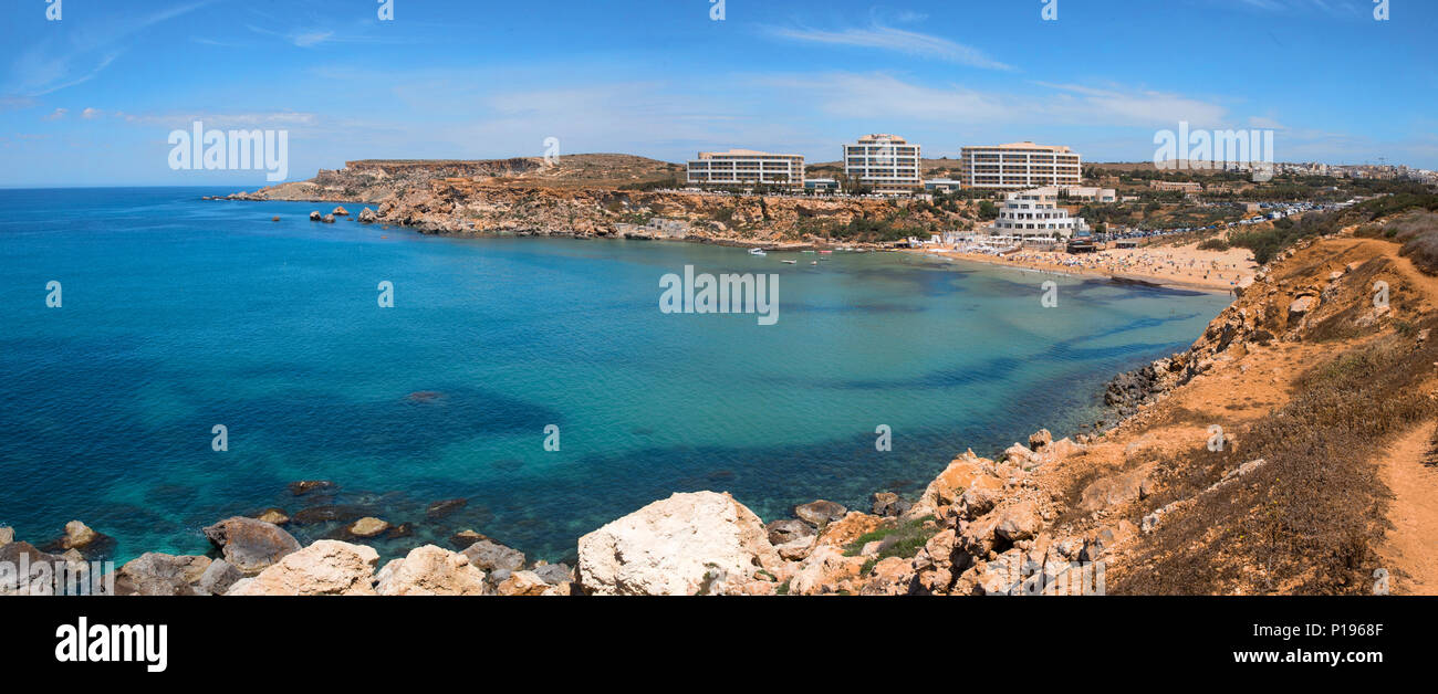 Paradise Bay seascape con acque azzurre a Ghajn Tuffieha, Malta, UE Foto Stock