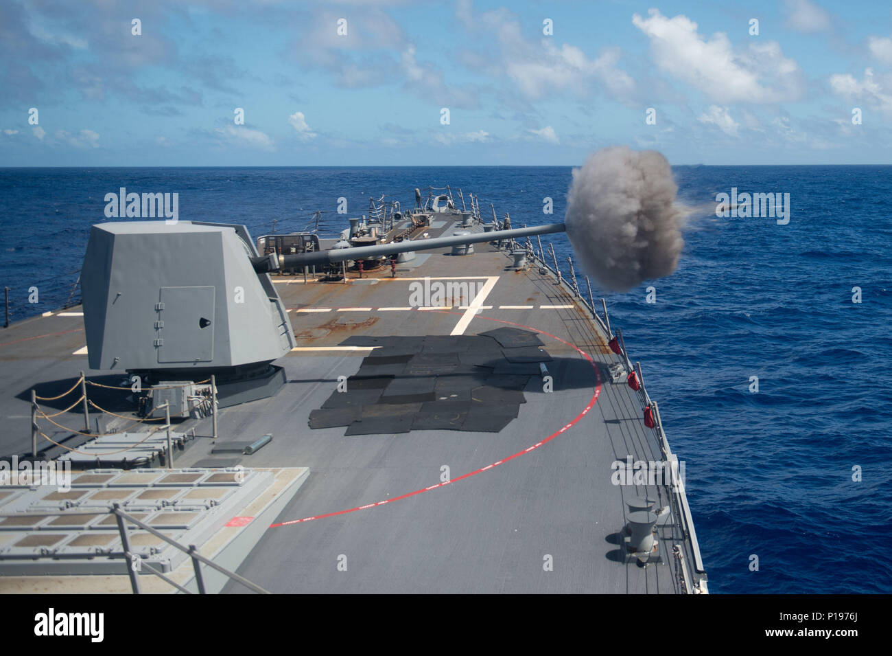 161003-N-NT265-229 Mare delle Filippine (ott. 3, 2016) Il distribuita Arleigh Burke-class guidato-missile destroyer USS McCampbell (DDG 85) conduce un 5 pollici gun live-fire esercitazione. McCampbell è di pattuglia con un Carrier Strike gruppo cinque (CSG 5) nel Mare delle Filippine il supporto di sicurezza e stabilità nella Indo-Asia-regione del Pacifico. (U.S. Navy foto di Sottufficiali di seconda classe Senyk cristiana/rilasciato) Foto Stock