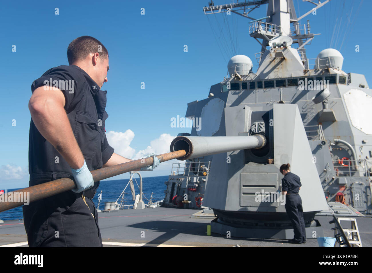 161003-N-NT265-331 Mare delle Filippine (ott. 3, 2016) Petty Officer di terza classe Steven Anzalone, assegnato all'distribuita Arleigh Burke-class guidato-missile destroyer USS McCampbell (DDG 85), conduce la manutenzione sulla nave di 5 pollici di pistola. McCampbell è di pattuglia con un Carrier Strike gruppo cinque (CSG 5) nel Mare delle Filippine il supporto di sicurezza e stabilità nella Indo-Asia-regione del Pacifico. (U.S. Navy foto di Sottufficiali di seconda classe Senyk cristiana/rilasciato) Foto Stock