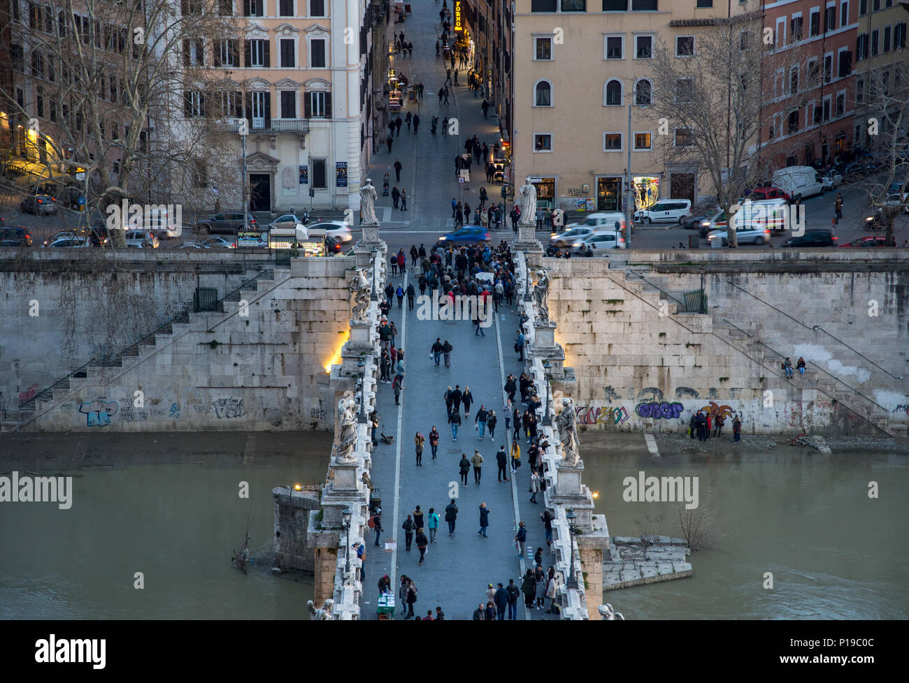 Roma, Italia - 24 Marzo 2018: pedoni attraversare il fiume Tevere sul Ponte Sant'Angelo a Roma. Foto Stock