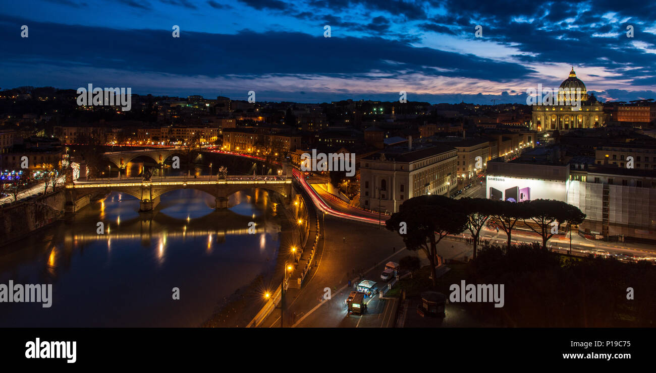 Roma, Italia - 24 Marzo 2018: il traffico crea percorsi di luce sui ponti e degli argini del fiume Tevere in una lunga esposizione Fotografia di Roma a Foto Stock