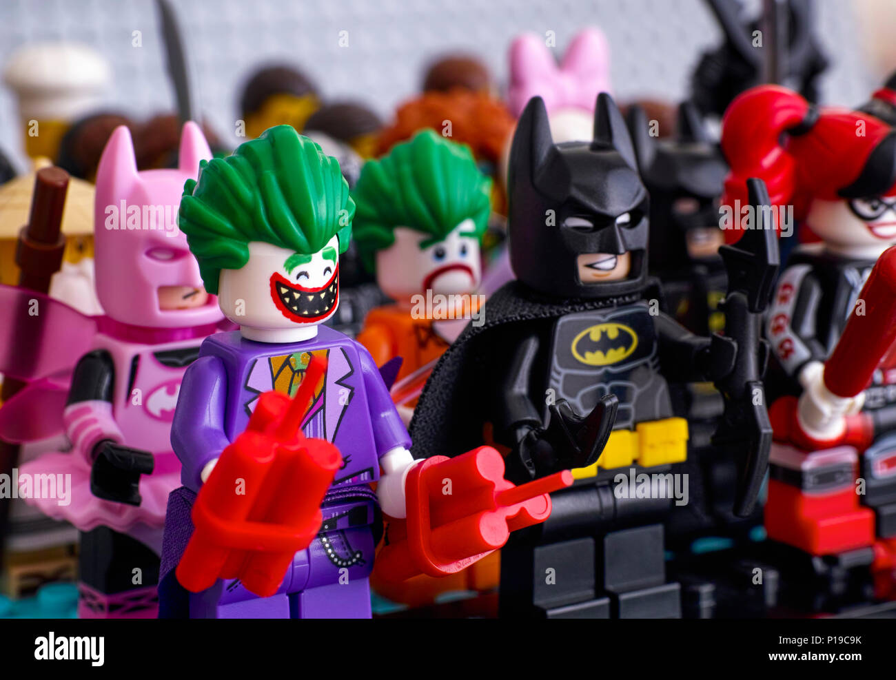 Tambov, Federazione Russa - Febbraio 05, 2018 Lego minifigures in piedi in righe. In prima fila - il Joker, Batman, Harley Quinn. Focus su Joker. Foto Stock