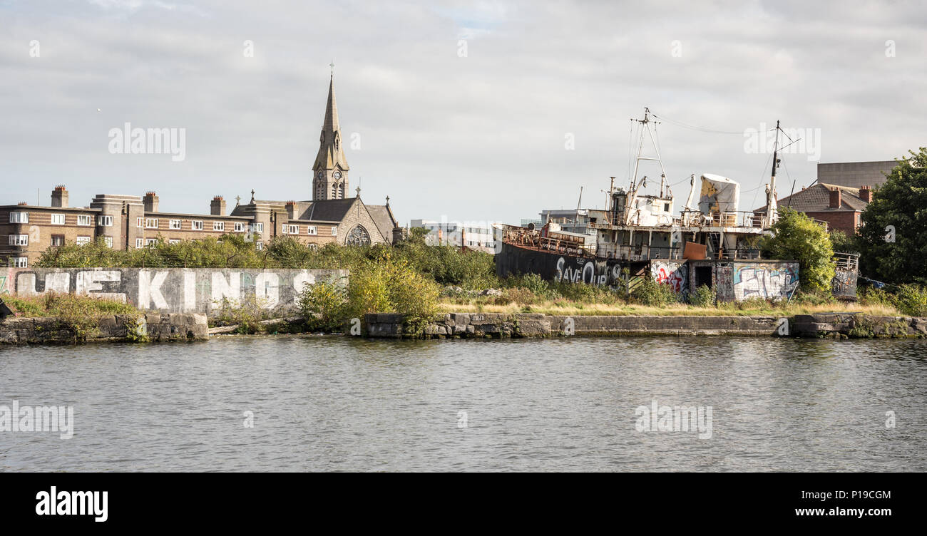 Dublino, Irlanda - 17 Settembre 2016: Il Naomh Eanna, in condizioni abbandonati, in Grand Canal Dock in Dublin Docklands di distretto. Foto Stock