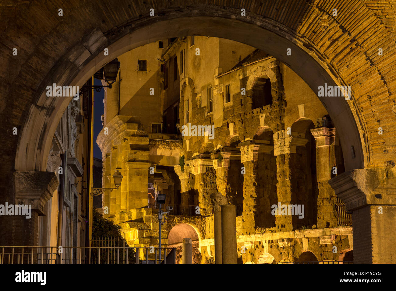 Roma, Italia - 25 Marzo 2018: le rovine del romano Porticus Octaviae e il Teatro di Marcello sono illuminata di notte. Foto Stock