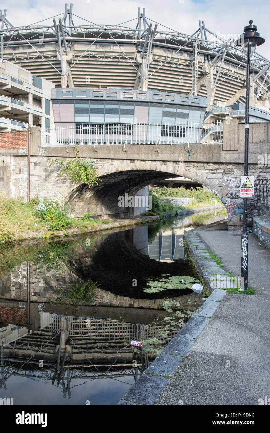 Dublino, Irlanda - 17 Settembre 2016: Croke Park Stadium si erge sopra il Canal Royal nel nord di Dublino Strand quartiere. Foto Stock