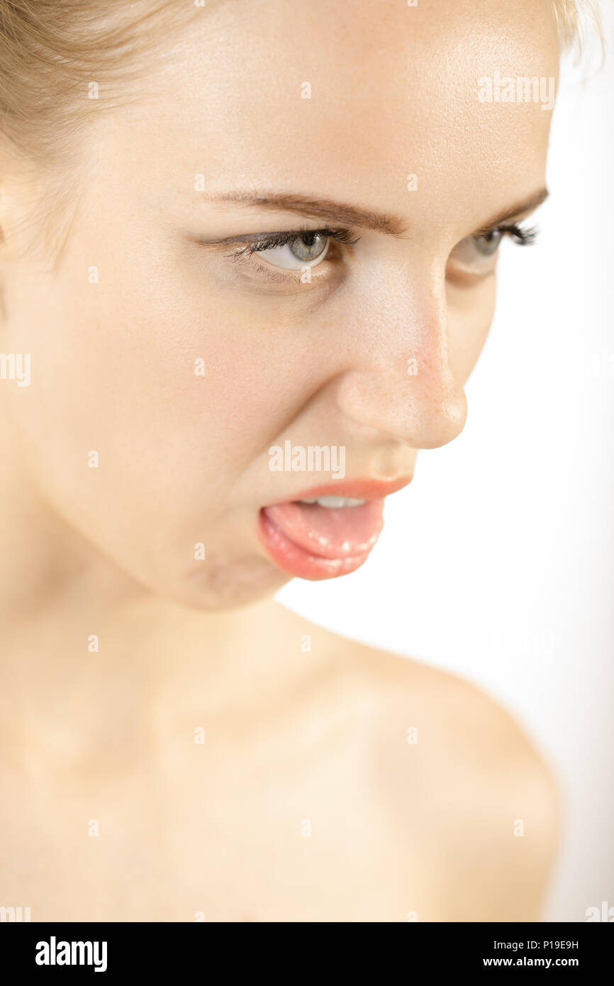 La donna mostra emetici emozione su sfondo bianco Foto Stock