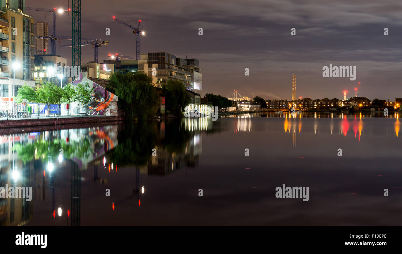 Dublino, Irlanda - 17 Settembre 2016: Moderno appartamento e uffici sono riflesse nel Grand Canal Dock a fianco di vecchi magazzini e industr Foto Stock