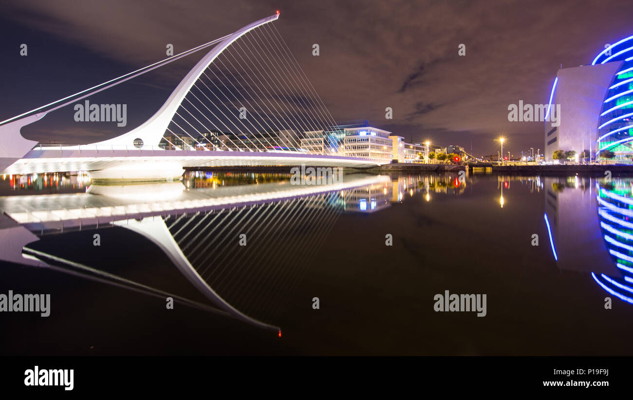 Dublino, Irlanda - 17 Settembre 2016: il cavo-alloggiato Samuel Beckett Bridge, progettato per richiamare l'arpa irlandese, attraversando il fiume Liffey a Dublino Foto Stock