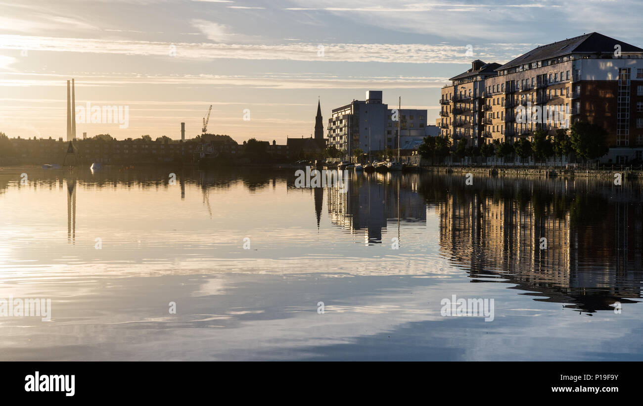 Dublino, Irlanda - 18 Settembre 2016: il punto di riferimento twin camini di Poolbeg Power Station e un ufficio moderno e appartamento edifici sono riflesse in Foto Stock